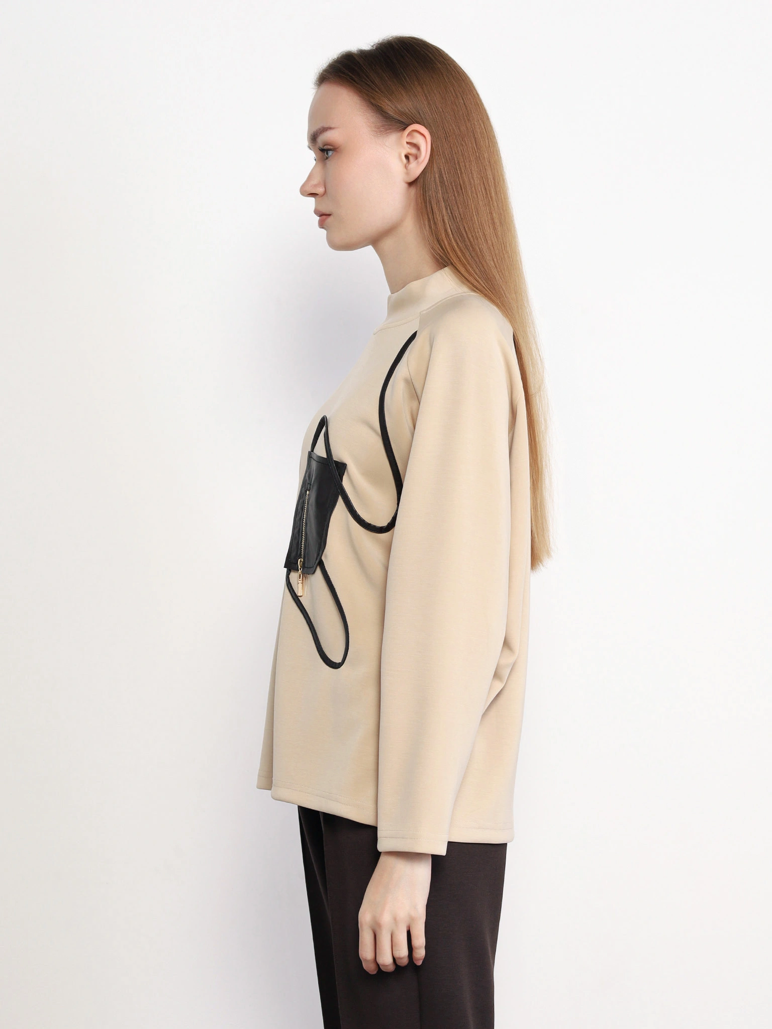 Джемпер бежевого цвета с декоративной контрастной отделкой